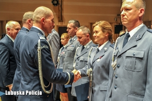 policjant gratuluje wyróżnionej policjantce