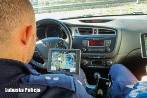 policjanci sterują kontrolerem od drona
