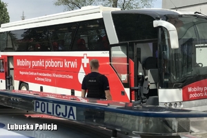 policjant wchodzi do krwiobusu