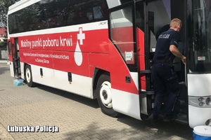 policjant wchodzi do krwiobusu