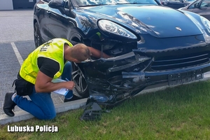 policjant prowadzi oględziny pojazdu