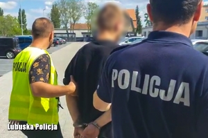 policjanci prowadzą zatrzymanego mężczyznę