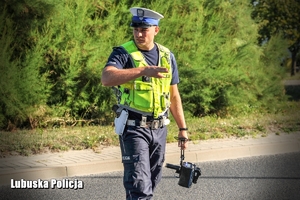 Policjanci daje kierowcy sygnał do zatrzymania