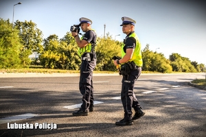 Policjanci mierzą prędkość