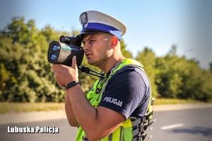 Policjant mierzy prędkość