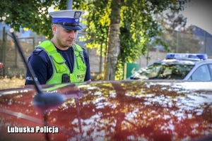Policjant przeprowadza kontrolę drogową