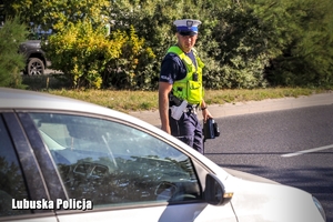 Policjant zatrzymuje pojazd do kontroli