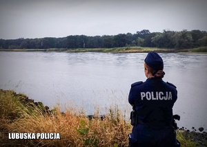 Policjantka na brzegu rzeki