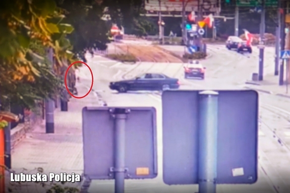 Pojazd wpadł w poślizg i jedzie w stronę pieszego znajdującego się na chodniku