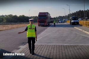 Policjantka daje znak do zatrzymania