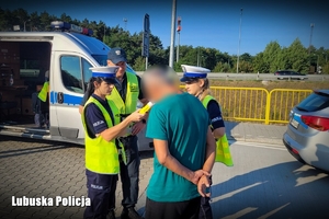 Policjantka sprawdza stan trzeźwości