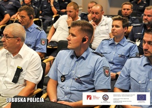 Niemieccy policjanci siedzący na sali konferencyjnej.
