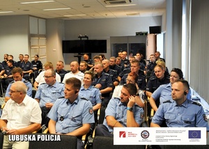Polscy i niemieccy policjanci siedzący na sali konferencyjnej.