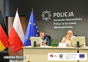 Funkcjonariusze policji z Polski i Niemiec siedzący w sali konferencyjnej.