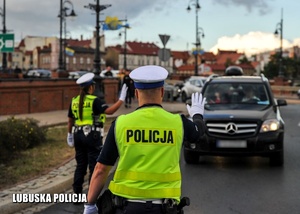 Policjant kieruje ruchem