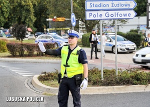 Policjant kieruje ruchem