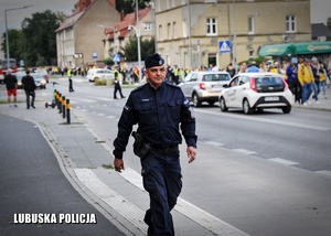 Policjant patroluje ulicę Śląską