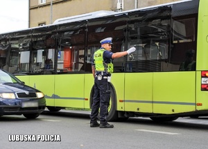 Policjant kieruje ruchem