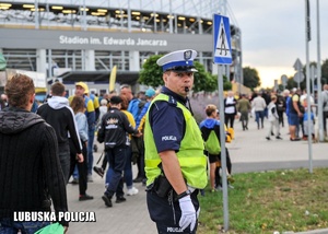 Policjant kieruje ruchem