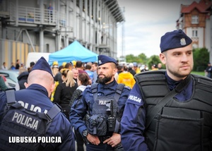 Policjanci podczas zabezpieczenia meczu żużlowego pod stadionem