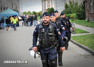 Przemarsz pododdziału zwartego pod stadion