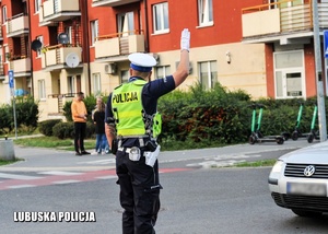 Policjant kieruje ruchem