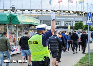 Policjant kieruje ruchem