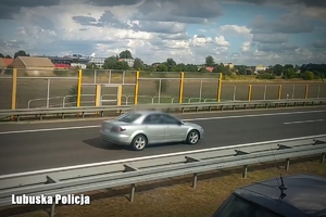 auto na drodze ekspresowej jadące pod prąd