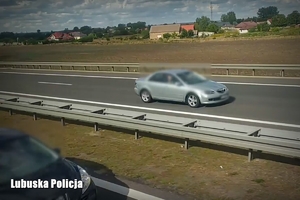 auto na drodze ekspresowej jadące pod prąd