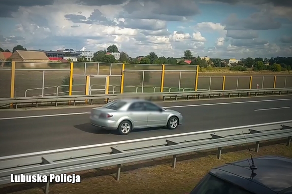 Auto porusza się drogą ekspresową S3 pod prąd