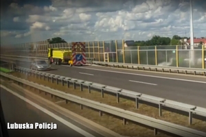 Auto porusza się drogą ekspresową S3 pod prąd i mija samochód obsługi technicznej