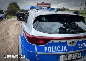 policjanci podczas poszukiwań