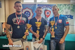 Policjanci z pucharami za zdobyte miejsca na podium