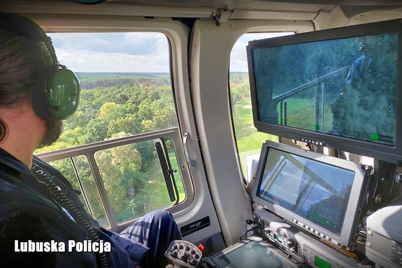 Policjant steruje termowizją z pokładu helikoptera