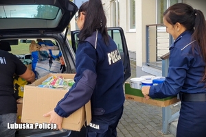 Policjantki pakują zebrane dary
