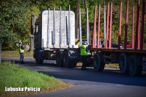 policjant prowadzi kontrolę drogową