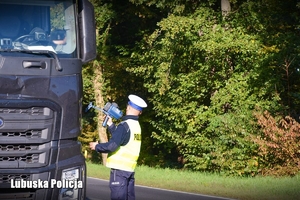 policjant prowadzi kontrolę drogową