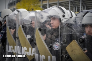 policjanci z tarczami