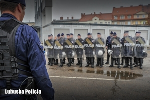 policyjne oddziały ćwiczą na terenie stadionu