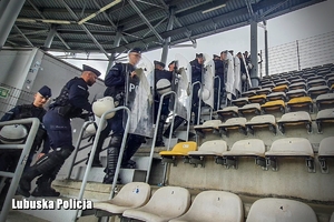 policyjne oddziały ćwiczą na terenie stadionu