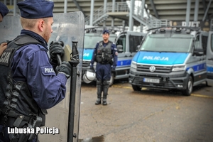 policyjne oddziały ćwiczą na terenie stadionu