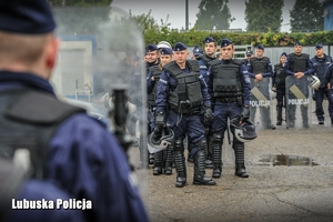 policyjne oddziały ćwiczą na terenie stadionu