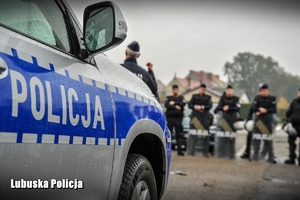 radiowóz i policjanci w tle