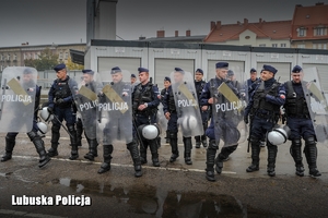 policyjne oddziały ćwiczą na terenie stadionu