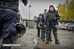 policyjne oddziały ćwiczą na terenie stadionu