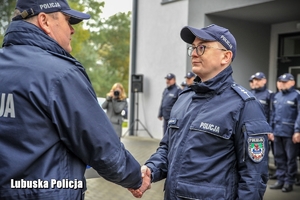 policjanci uściskają sobie dłoń