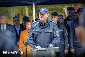 policjant przemawia przy mównicy