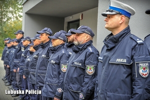 policjanci stoją w szeregu