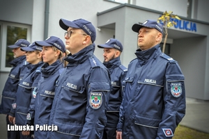 policjanci stoją w szeregu