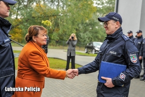 kobieta podaje dłoń policjantowi